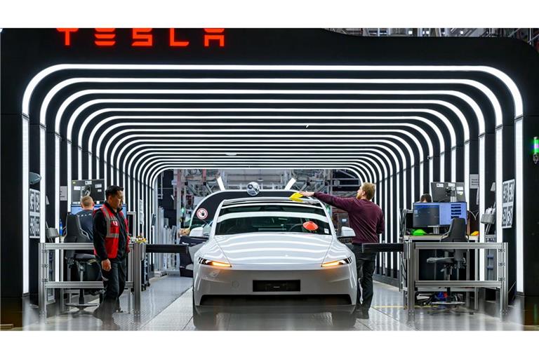 Der US-Elektroautobauer Tesla hat den Krankenstand in der Fabrik in Grünheide bei Berlin reduziert. (Archivbild)