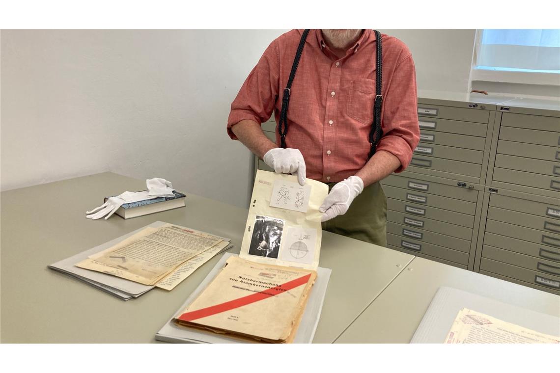 Der US-Historiker Mark Walker präsentiert im Deutschen Museum anhand von Dokumenten neue Erkenntnisse zu Hitlers Atomprogramm - und seinem Scheitern.