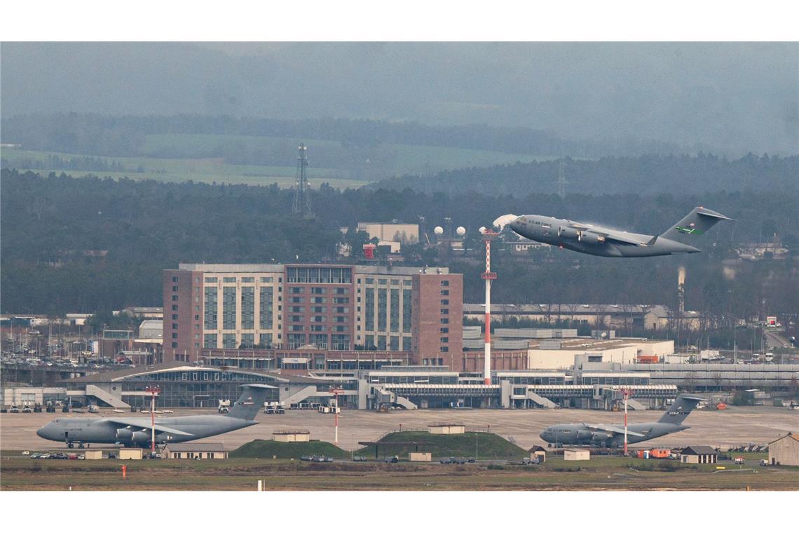 Der US-Luftwaffenstützpunkt in Ramstein gilt als wohl wichtigster Militärflughafen Europas. (Archivbild)