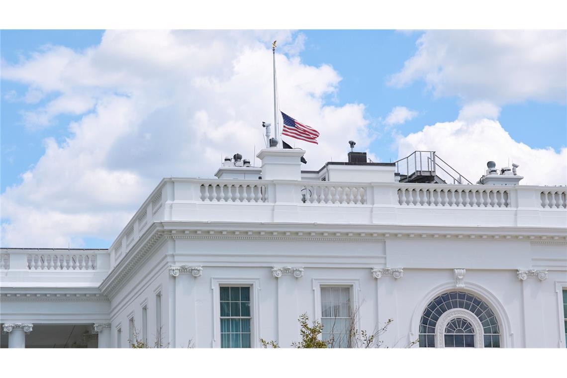 FBI prüft Terrorverdacht nach tödlichen Schüssen auf Kinder Der US-Präsident hat die amerikanische Flagge als Trauerbekundung auf halbmast setzen lassen.