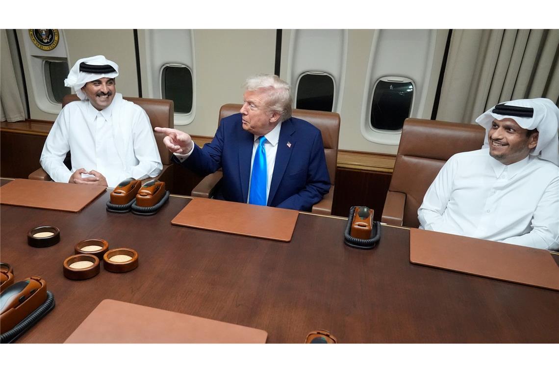 Trump macht Hamas Druck: Tote Geiseln schnell übergeben Der US-Präsident trifft den Emir von Katar und den Ministerpräsidenten des Landes an Bord der Air Force One.