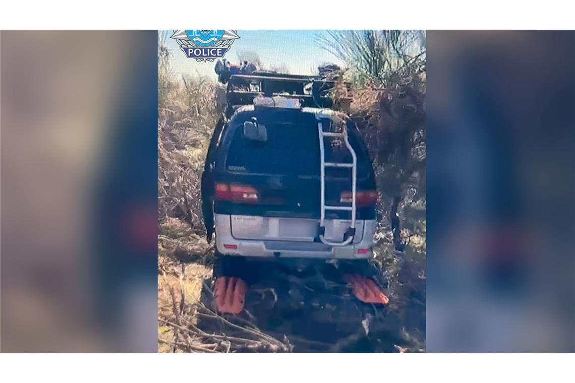 Deutsche in Australien vermisst: Polizei findet Auto Der Van wurde verlassen in der Wildnis gefunden. Auf einem von der Polizei veröffentlichten Bild sieht es so aus, als ob der Wagen steckengeblieben wäre.