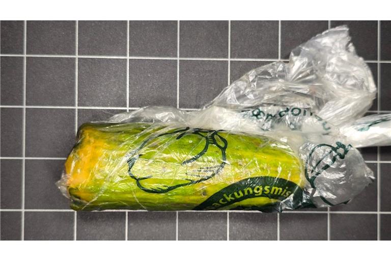 Der Vater der Frau nahm das Paket mit der Gurke an und bezahlte.