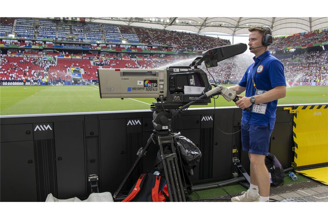 DFB bringt Doku zur Heim-EM raus Der Verband hielt diesmal Momente, Szenen und Anekdoten hinter den Kulissen in Eigenregie fest. (Symbolbild)