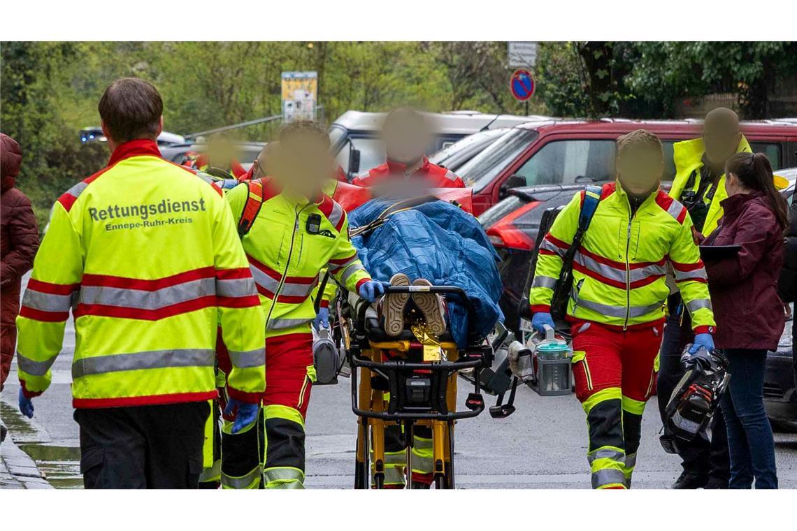 Der Verdächtige hat laut Polizei eine Frau und zwei Kinder verletzt, eines davon ist daraufhin verstorben.