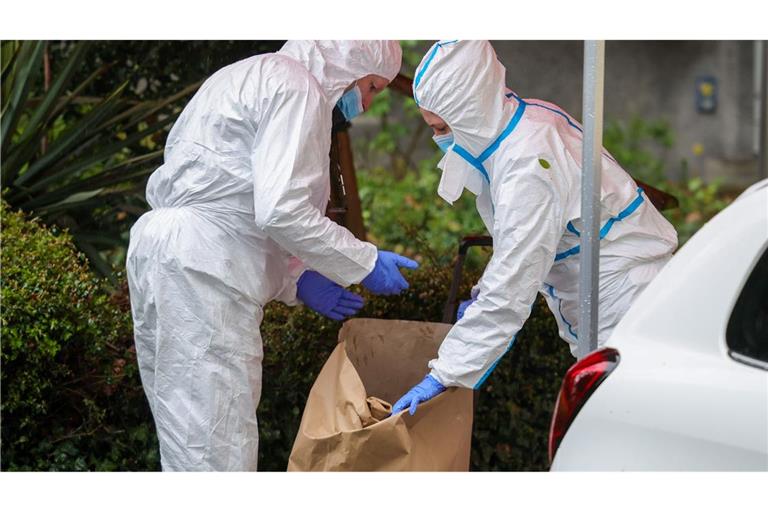 Der Verdächtige hat nach Polizeiangaben mit einem Messer eine Frau und zwei Kinder verletzt, eines davon ist daraufhin verstorben.
