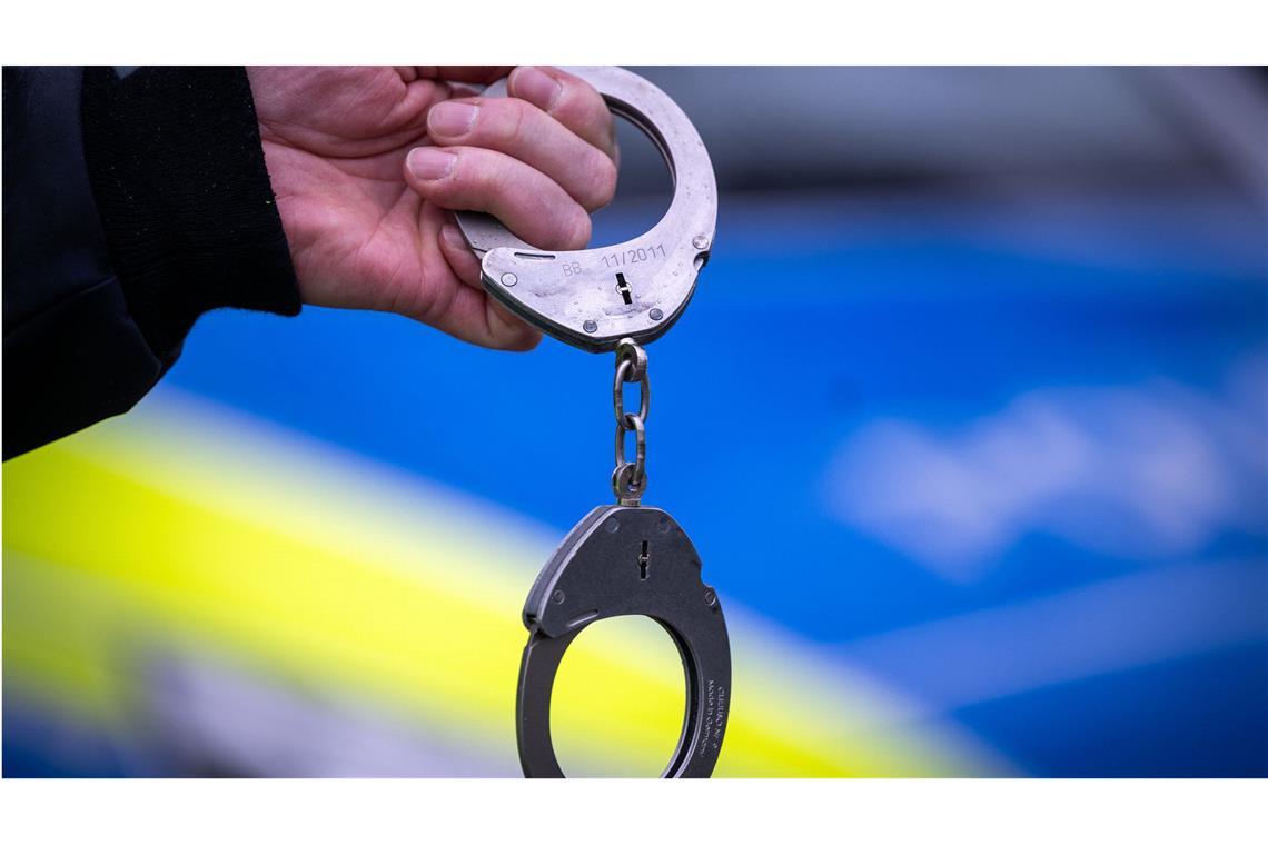 Vergewaltigte Fahrlehrer seine Schülerinnen? Anklage erhoben Der Verdächtige sitzt mittlerweile in Untersuchungshaft. (Symbolbild)