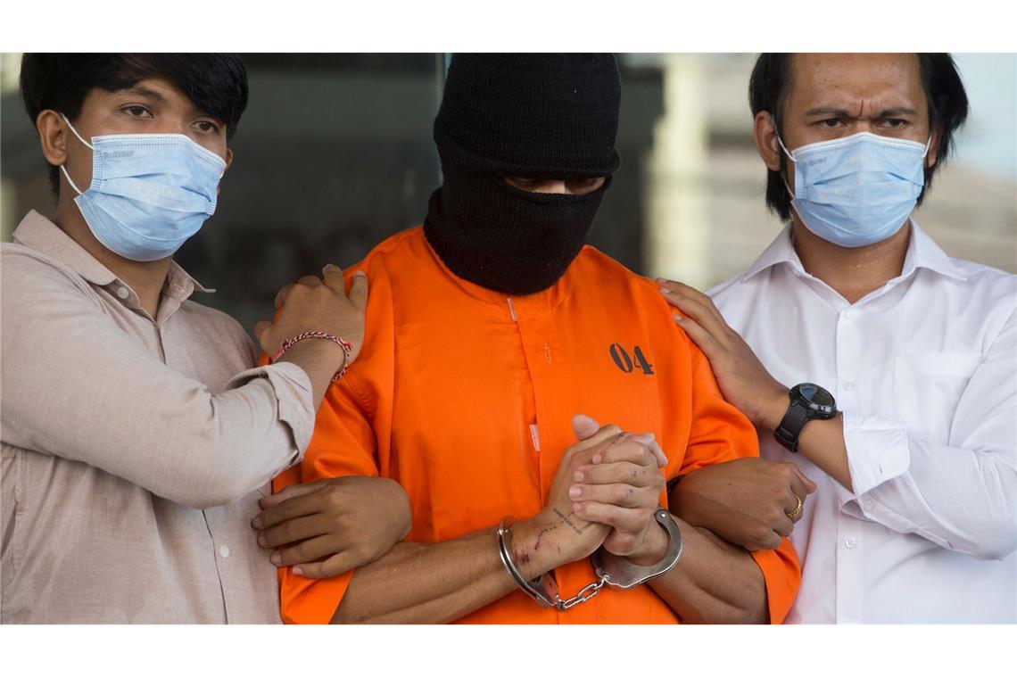Bali: Australier droht wegen Kokainbesitzes die Todesstrafe Der Verdächtige wurde in einem orangen Sträflingsanzug der Presse vorgeführt.