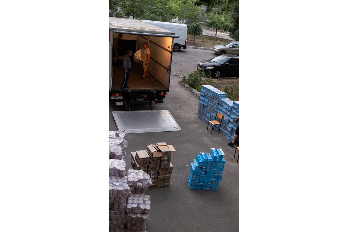 Zwei Wochen Luftalarm Der Verein hat mehrere Tonnen Hygieneprodukte in Charkiw gekauft.