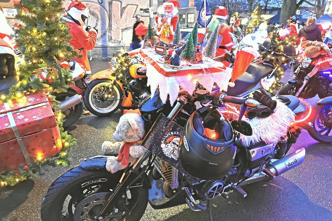 Der Verein „Santa Claus on road“ macht auch über das Schmücken der Bikes von Mitgliedern und Gästen auf seine Aktion aufmerksam. Fotos: privat