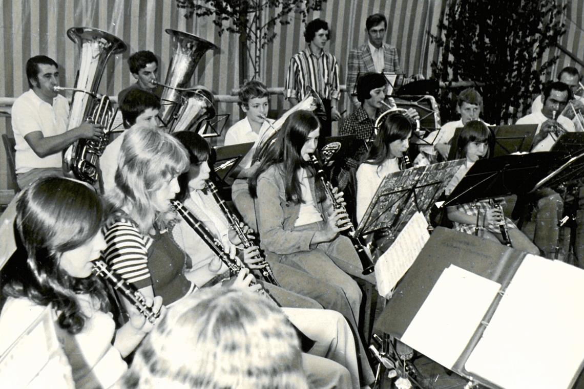 Es dauerte, bis alle Instrumente hatten Der Verein wurde 1971 aus der Taufe gehoben, dann formierten sich die Musiker allmählich. Es kostete einige Zeit und Mühen, bis für alle auch Instrumente angeschafft werden konnten. Die Aufnahme zeigt den Auftritt der ersten Kapelle beim Gründungsfest, das im Sommer 1972 schließlich steigen konnte.