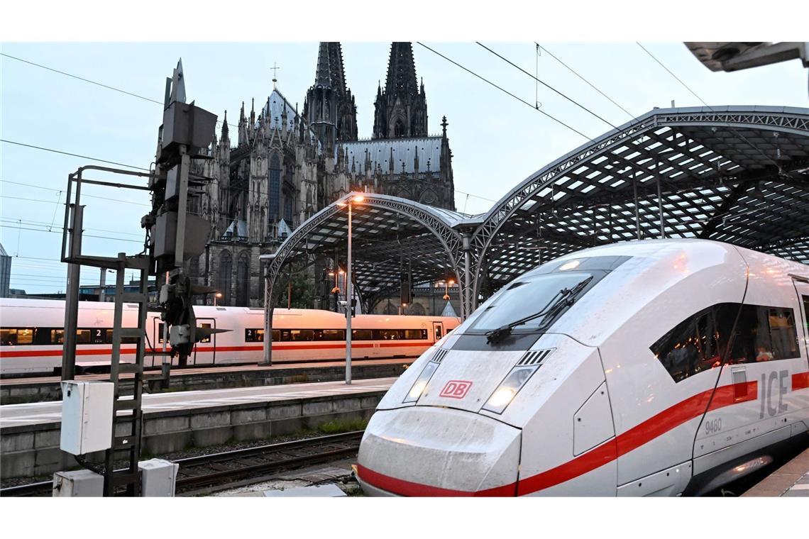 Der Verkehr der Deutschen Bahn ist wegen einer Funkstörung bundesweit eingestellt (Symbolfoto).