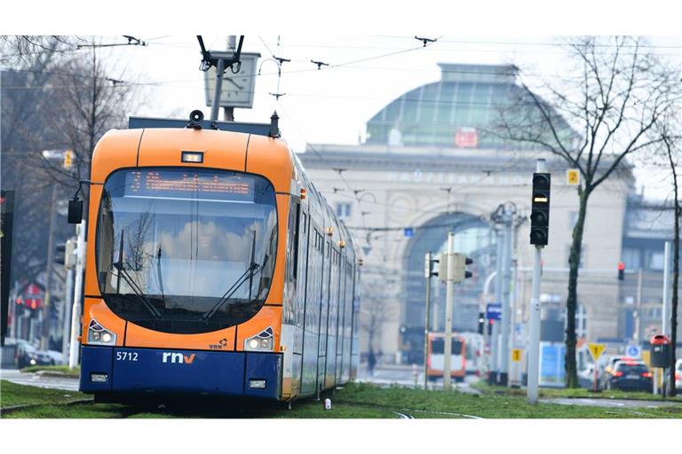 Der Verkehr wurde sowohl für Autos als auch für Straßenbahnen zwischenzeitlich gesperrt. (Symbolbild)