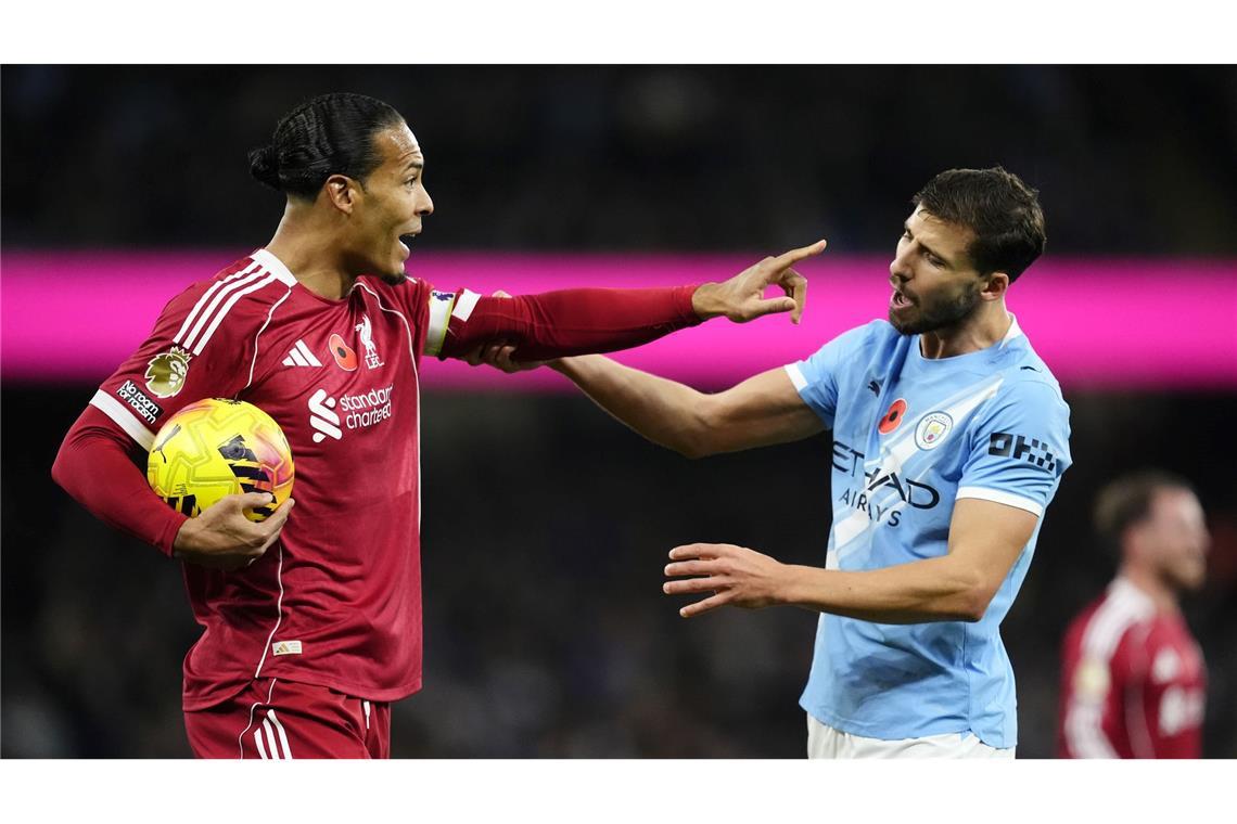 Der vermeintliche Liverpool-Ausgleich durch Virgil van Dijk (l) zählte wegen einer umstrittenen Abseitsposition nicht.