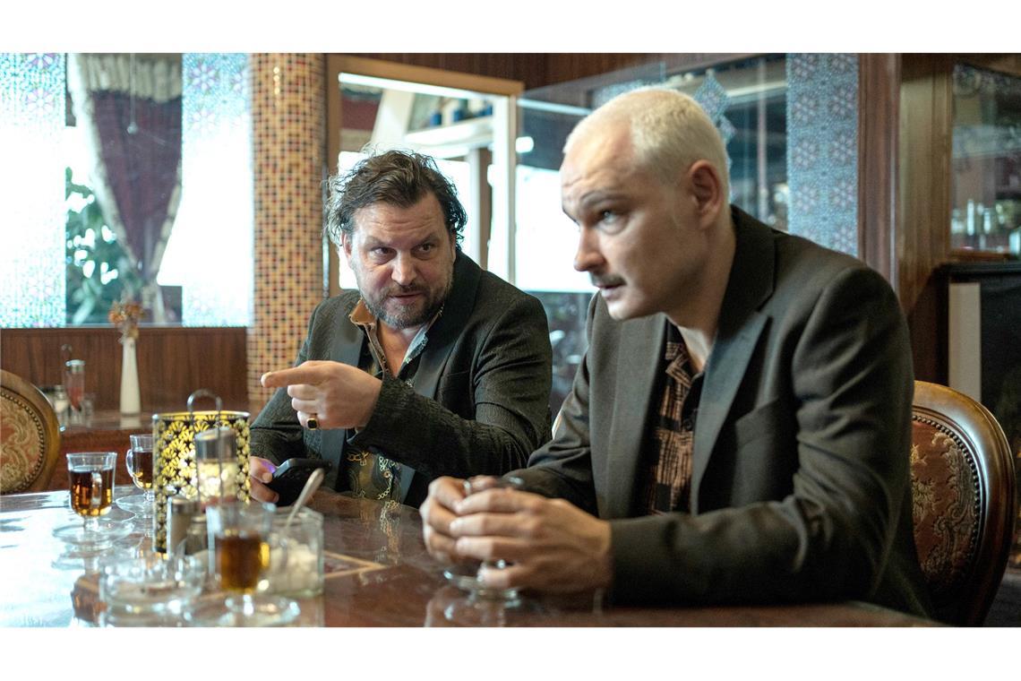 Der verschwundene Joe Glauning (Andrei Viorel Tacu, r.) war ein versteckter Ermittler aus Deutschland. Hat er Geschäfte gemacht mit dem Restaurantbesitzer Zoric (Sascha Geršak, l.) oder seriös ermittelt?