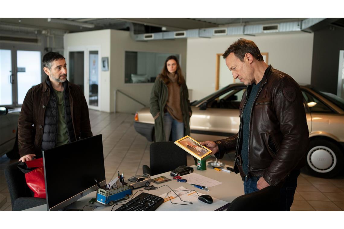 Der verschwundene Joe Glauning  hat in einem Autohaus gearbeitet; Falke (Wotan Wilke Möhring, re.) ist mit seinem neuen Kollegen Mario Schmitt (Denis Moschitto, li.) vor Ort. Lynn de Baer (Gaite Jansen) unterstützt sie in den Niederlanden.