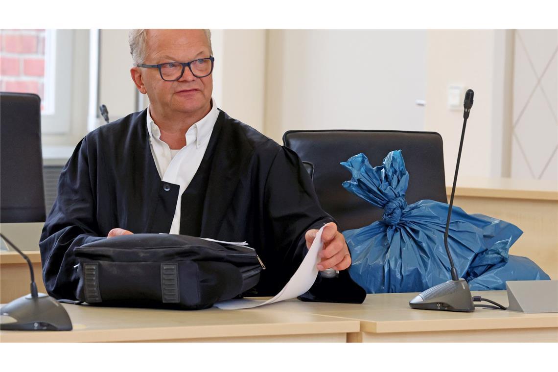 Der Verteidiger brachte für eine Analyse Kleidungsstücke in blauen Säcken mit.