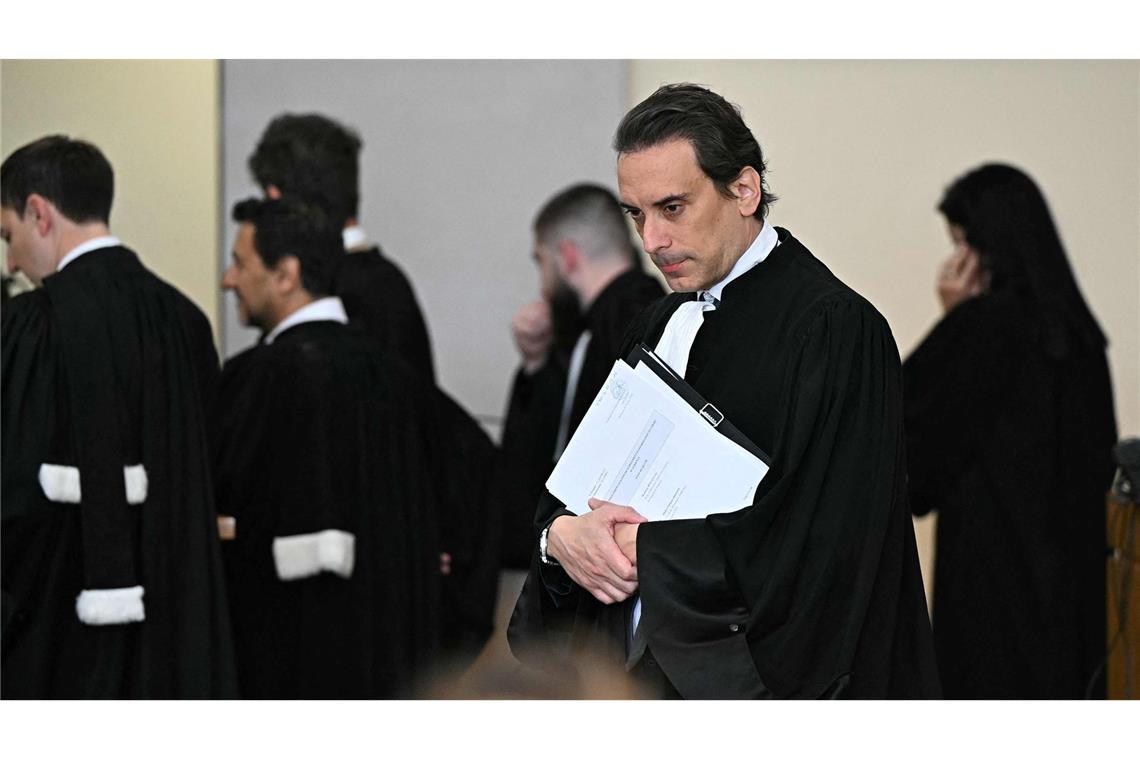 Der Verteidiger des mutmaßlichen Clan-Chefs wirft der Polizei vor, seinen Mandanten mit unlauteren Methoden abgehört zu haben.