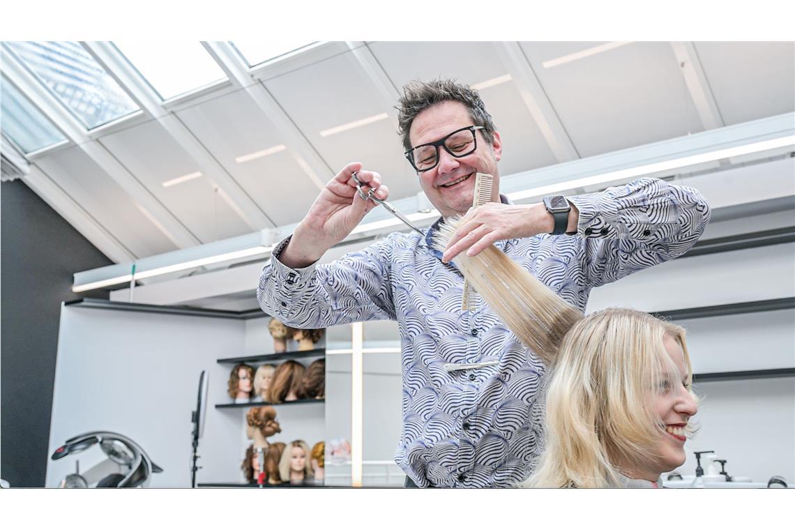 Friseur gewinnt im Streit um Corona-Hilfe Der Verwaltungsgerichtshof (VGH) Baden-Württemberg hat im Streit um die Rückzahlung von Corona-Soforthilfen dem Unternehmer recht gegeben. (Archivbild)