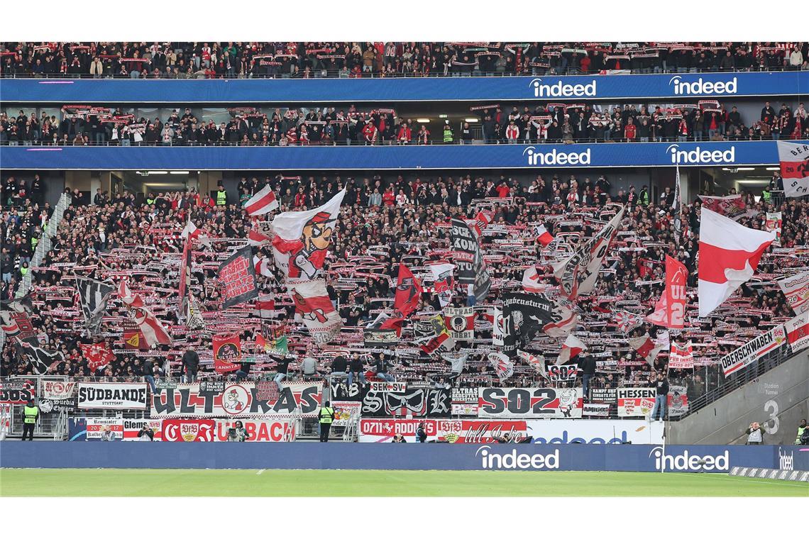 Nach Roter Karte für Al-Dakhil – VfB stolpert auch in Frankfurt Der VfB-Anhang war auch in Frankfurt gewohnt lautstark.