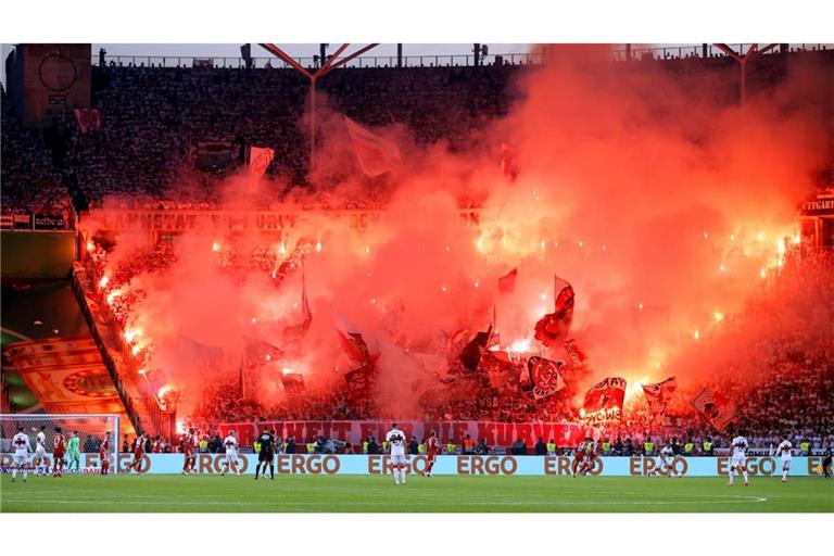 Der VfB-Block zu Beginn der zweiten Hälfte während des Pokal-Endspiels im Mai