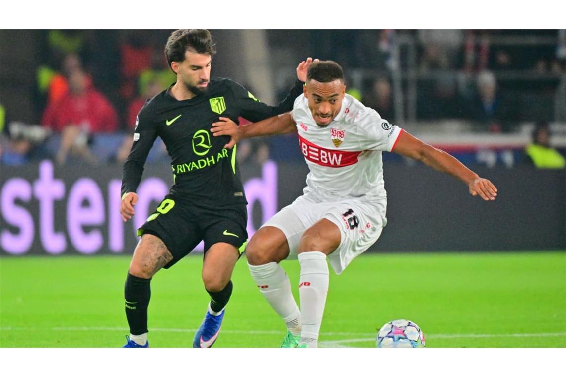 Der VfB dominiert in der ersten halben Stunde die Partie, hier Jamie Leweling am Ball.