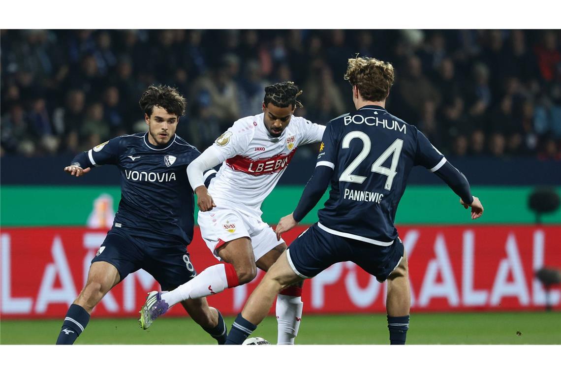 Der VfL Bochum agierte zu Beginn des Spiels noch vorsichtig – Kjell Waetjen und Mats Pannewig im Zweikampf mit Stuttgarts Lorenz Assignon.