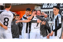 Der VfR Aalen hat auch im Nachholspiel beim FC Nöttingen Grund zu jubeln.   

IMAGO/Silas Schüller