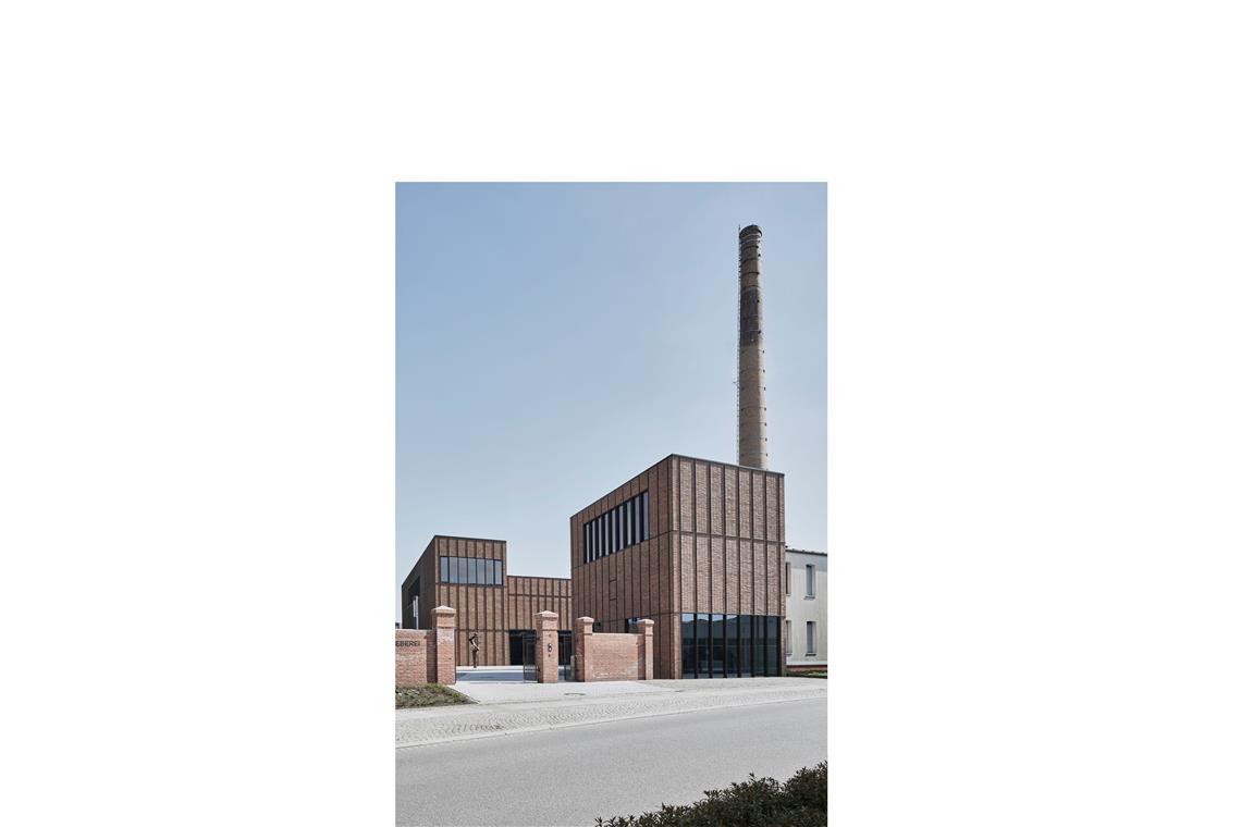 Deutschlands bestes Haus steht in Berlin-Neukölln Der vierte Finalist befindet sich in Finsterwalde: Aus einer ehemaligen Tuchweberei wird ein Kulturort: Habermann Architektur aus Berlin schafften es mit der Kulturweberei in Finsterwalde samt neuem Konzertsaal auf der Finalistenliste. Photovoltaikanlage, Geothermie und Eisspeicher sichern den nachhaltigen Betrieb. Der Entwurf versteht das gewachsene, denkmalgeschützte Ensemble der ehemaligen Tuchfabrik als Konglomerat verschiedener Bauabschnitte. Jedes dieser Bauteile weist unterschiedliche, charaktergebende Ziegelsteine auf.