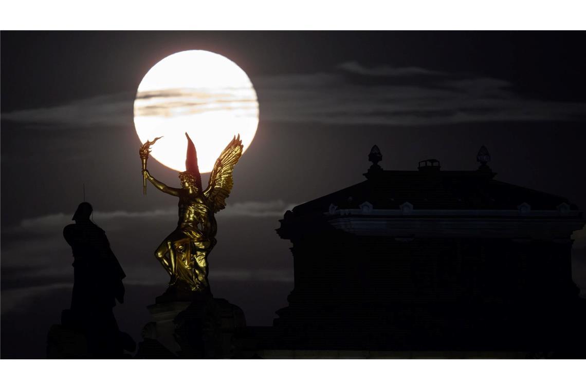 Bilder des Tages Der Vollmond geht am Abend hinter der Figur Eros auf dem östlichen Eckrisalit der Kunstakademie Dresden auf.