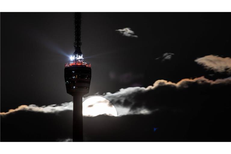 Der Vollmond hinter dem Stuttgarter Fernsehturm im August 2023. (Archivbild).
