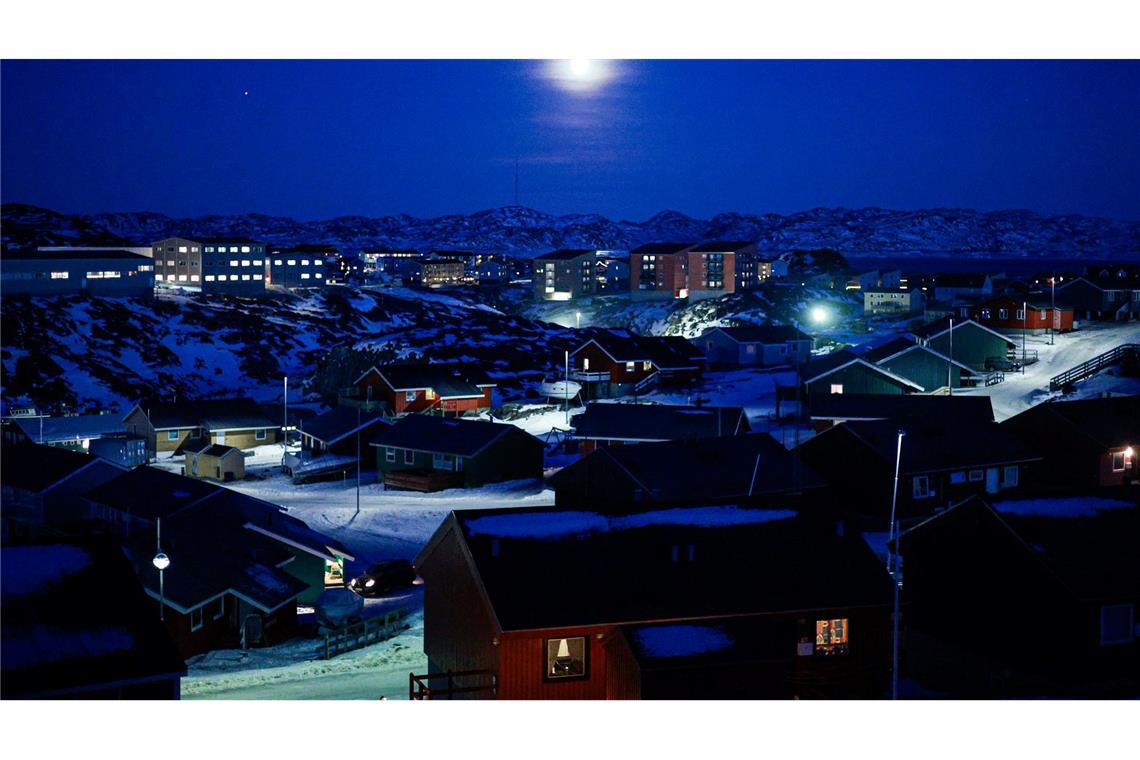 Der Vollmond steht über der Stadt Nuuk in Grönland.
