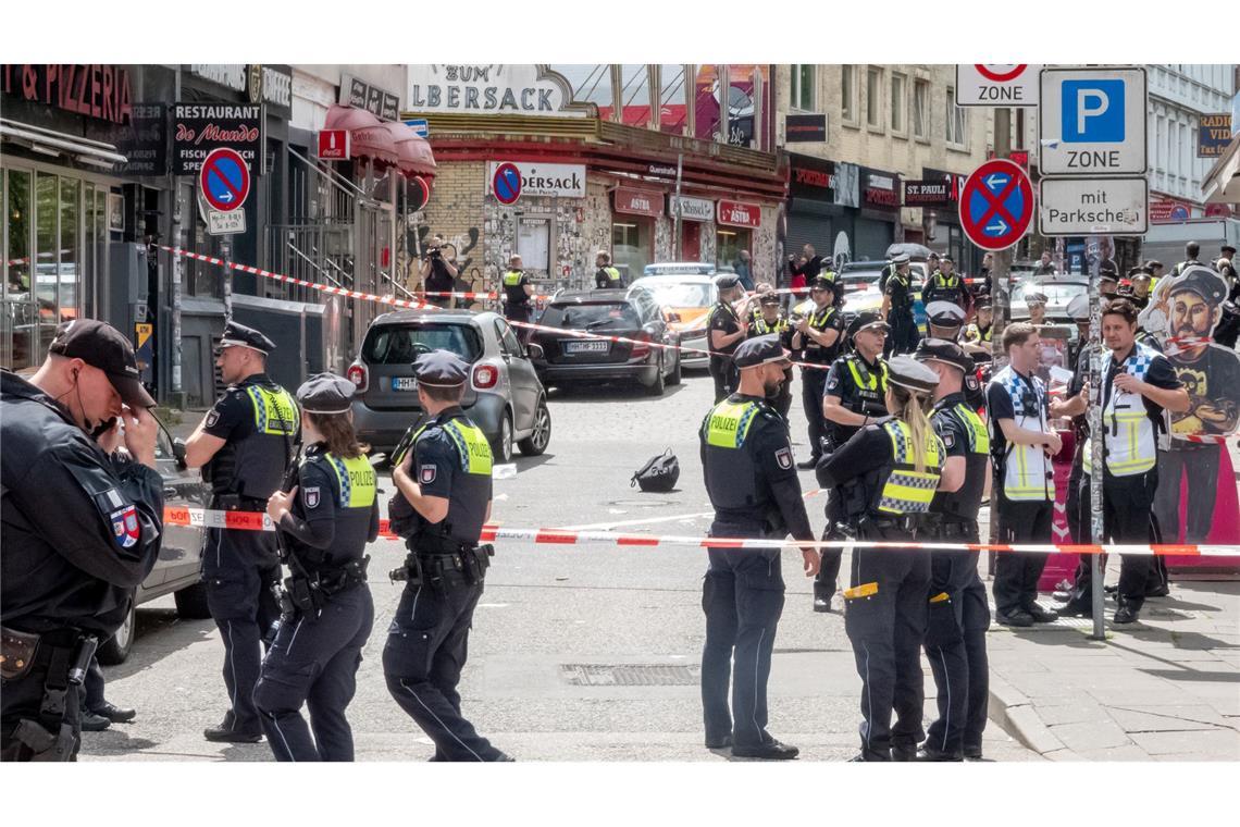 Mann droht nach EM-Spiel mit Hammer - Geständnis vor Gericht Der vor Gericht stehende 39-Jährige soll auf der Reeperbahn mit einem Hammer auf Passanten und Polizisten losgegangen sein. (Archivfoto)