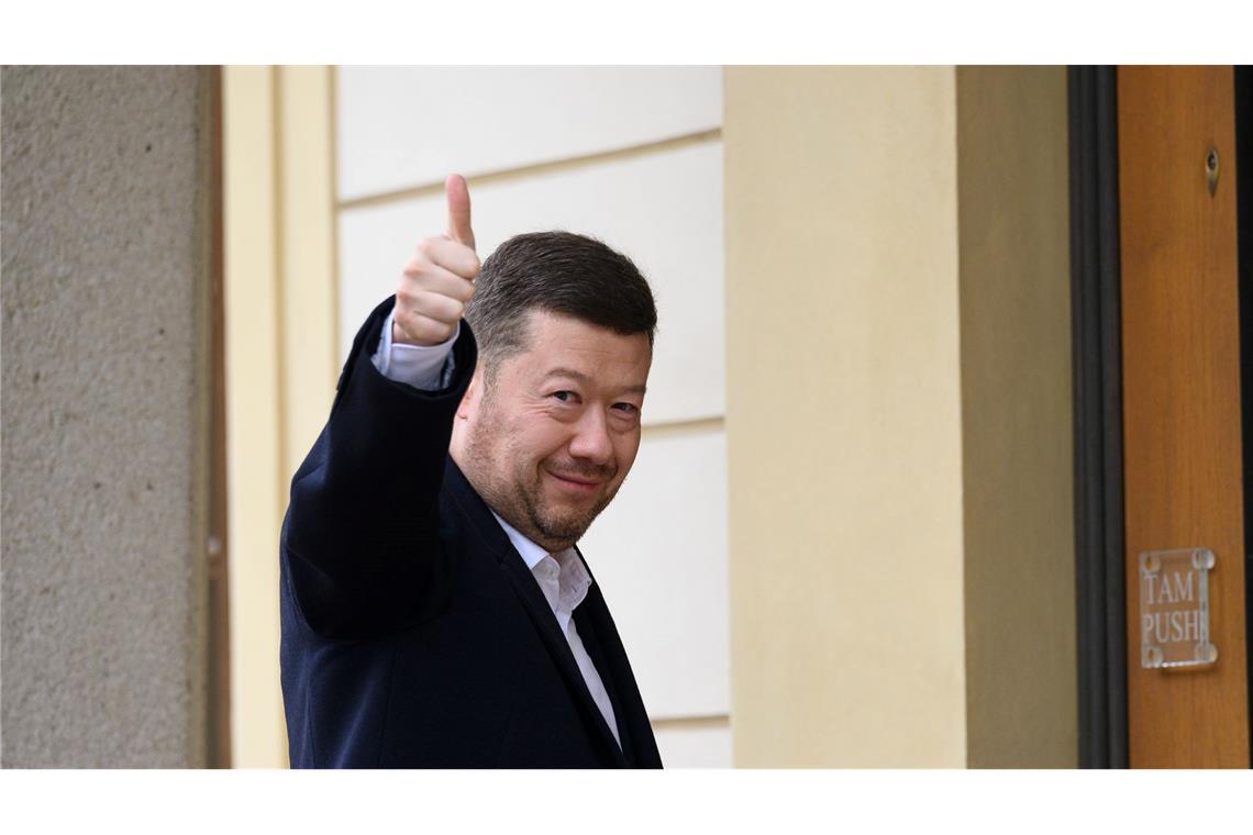 Ultrarechte Partei fordert Minister-Posten in Tschechien Der Vorsitzende der Partei Freiheit und direkte Demokratie (SPD), Tomio Okamura, begrüßt Fotografen auf seinem Weg zu Präsident Pavel, der ihn zu einer Nachwahlberatung eingeladen hatte.