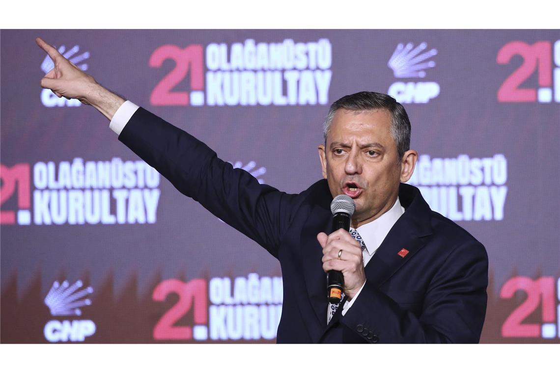 Chef der Oppositionspartei CHP fordert Neuwahlen Der Vorsitzende der sozialdemokratischen CHP, Özgür Özel, hält eine Rede während des CHP-Parteitags.