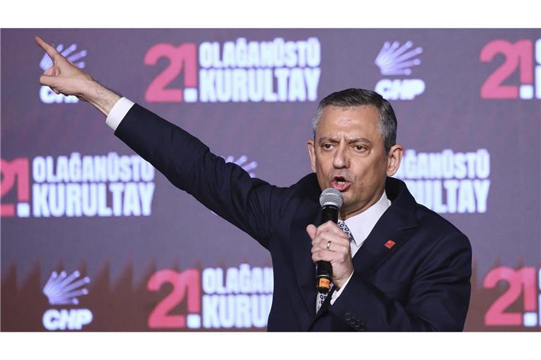 Der Vorsitzende der sozialdemokratischen CHP, Özgür Özel, hält eine Rede während des CHP-Parteitags.
