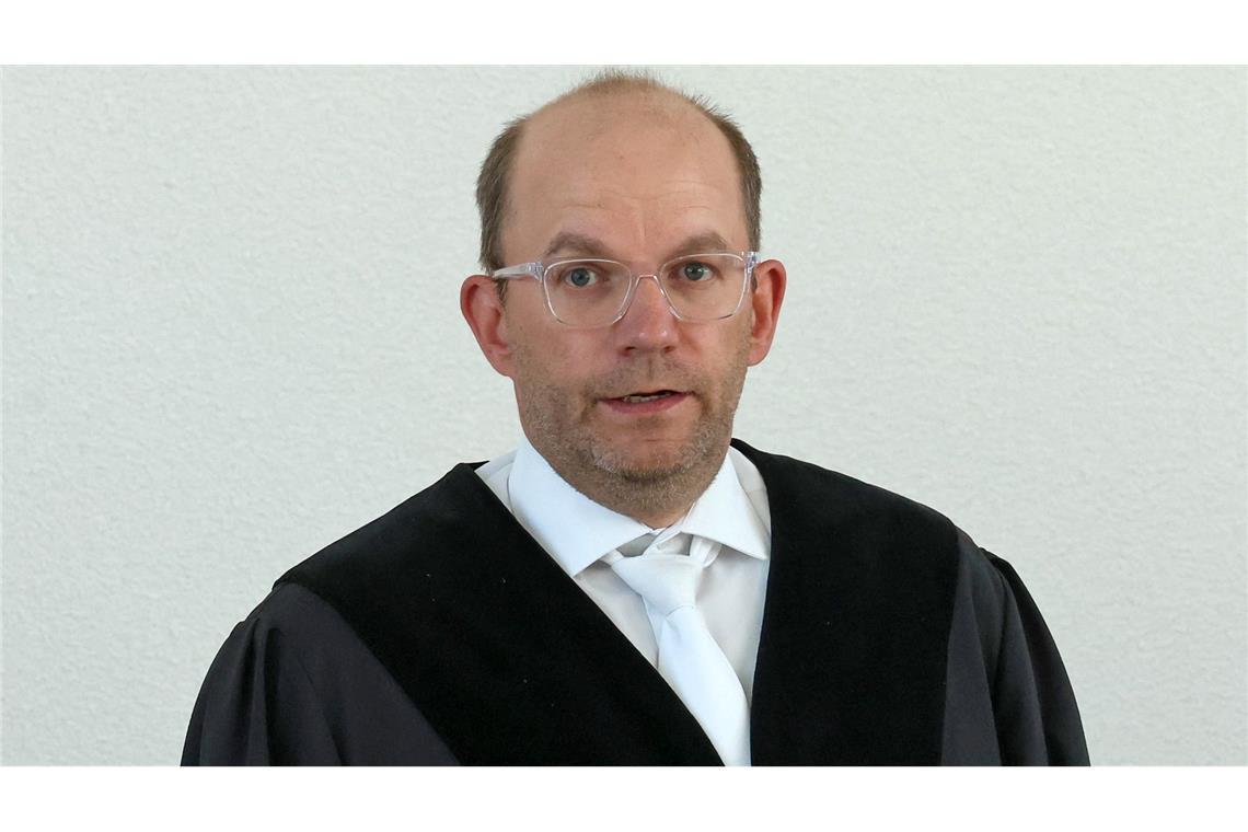 Der Vorsitzende Richter Holger Schütt warnte die Zuschauer vor schwer zu ertragenen Fotos, die im Prozess gezeigt würden.