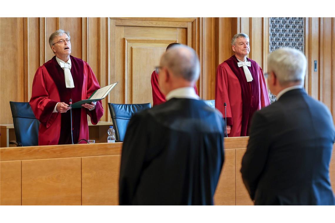 Der Vorsitzende Richter Ingo Kraft (l) verkündet das Urteil.