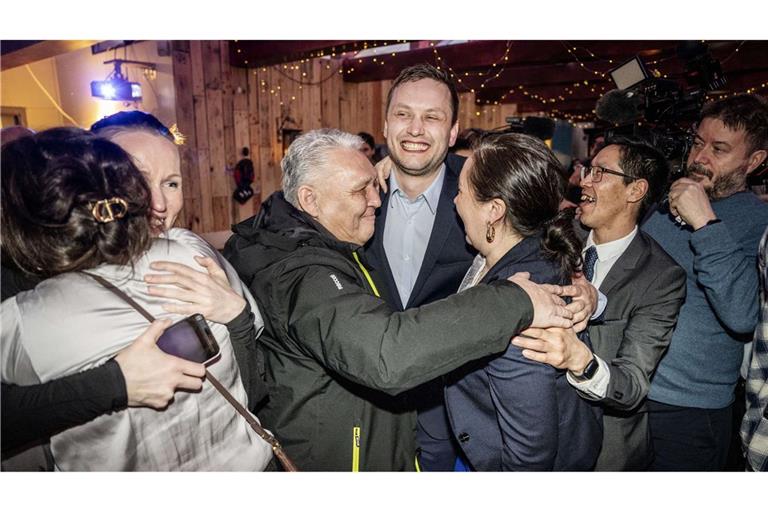 Der Vorsitzende von Demokraatit, Jens-Frederik Nielsen (M), jubelt während der Wahlparty von Demokraatit im Café Killut in der Hauptstadt Nuuk.