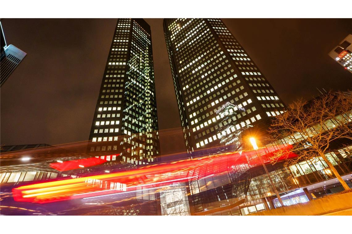Deutsche Bank bleibt trotz Gewinneinbruch zuversichtlich Der Vorstand blickt zuversichtlich auf 2025.