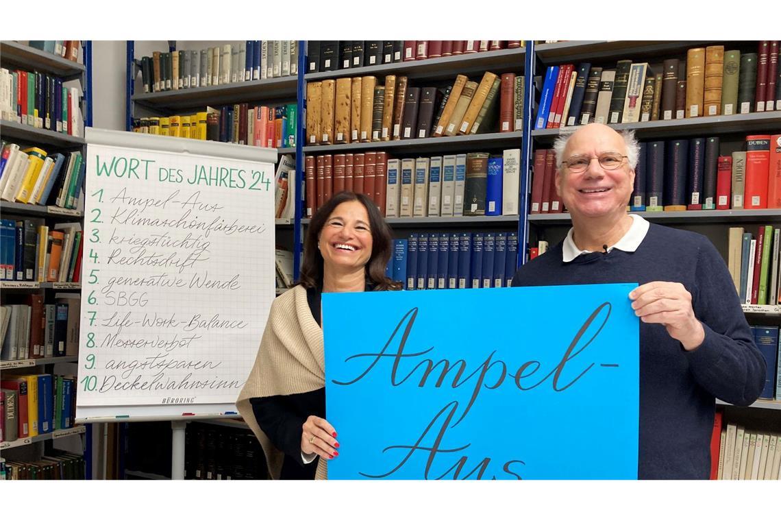 "Ampel-Aus" und "kriegstüchtig": Die Wörter des Jahres 2024 Der Vorstandsvorsitzende Peter Schlobinski (r) und die Geschäftsführerin Andrea-Eva Ewels der Gesellschaft für deutsche Sprache in Wiesbaden stellen das Wort des Jahres 2024 vor: "Ampel-Aus".