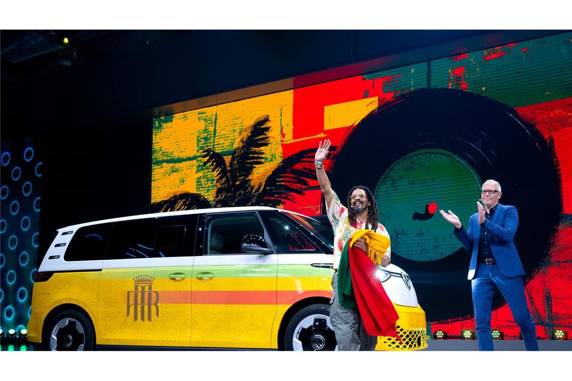 Der VW-Reggaebus, präsentiert von Bob Marleys Sohn Rohan und Volkswagen-Nutzfahrzeuge-Chef Stefan Mecha