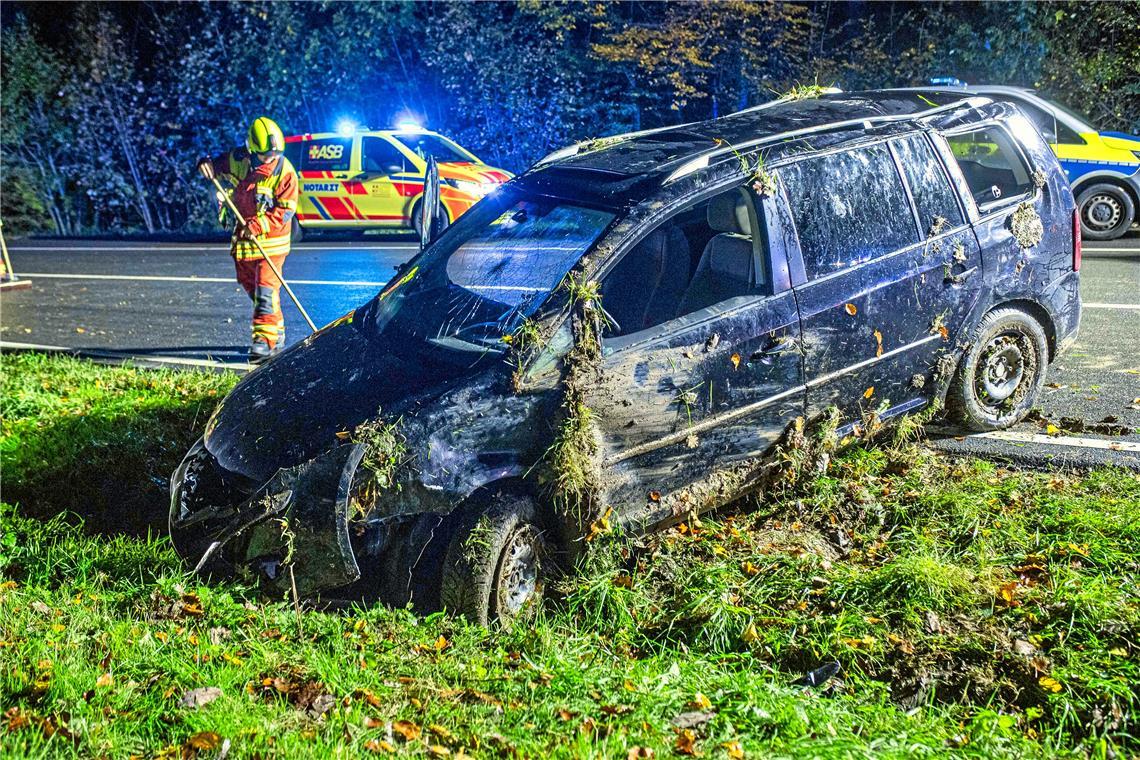 Pkw überschlägt sich auf dem Autobahnzubringer bei Steinheim Der VW Touran überschlug sich und landete im Graben. Fotos: 7aktuell.de/Simon Adomat