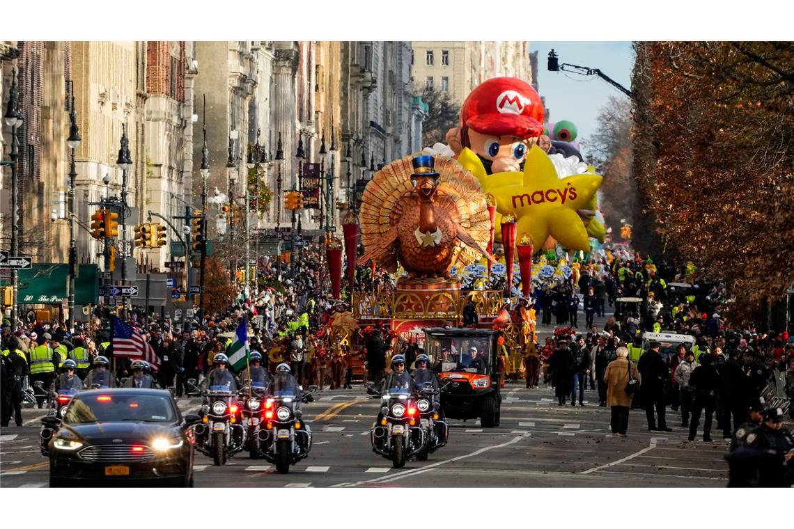 Der Wagen mit Tom Truthahn markiert traditionell den Start der Parade.