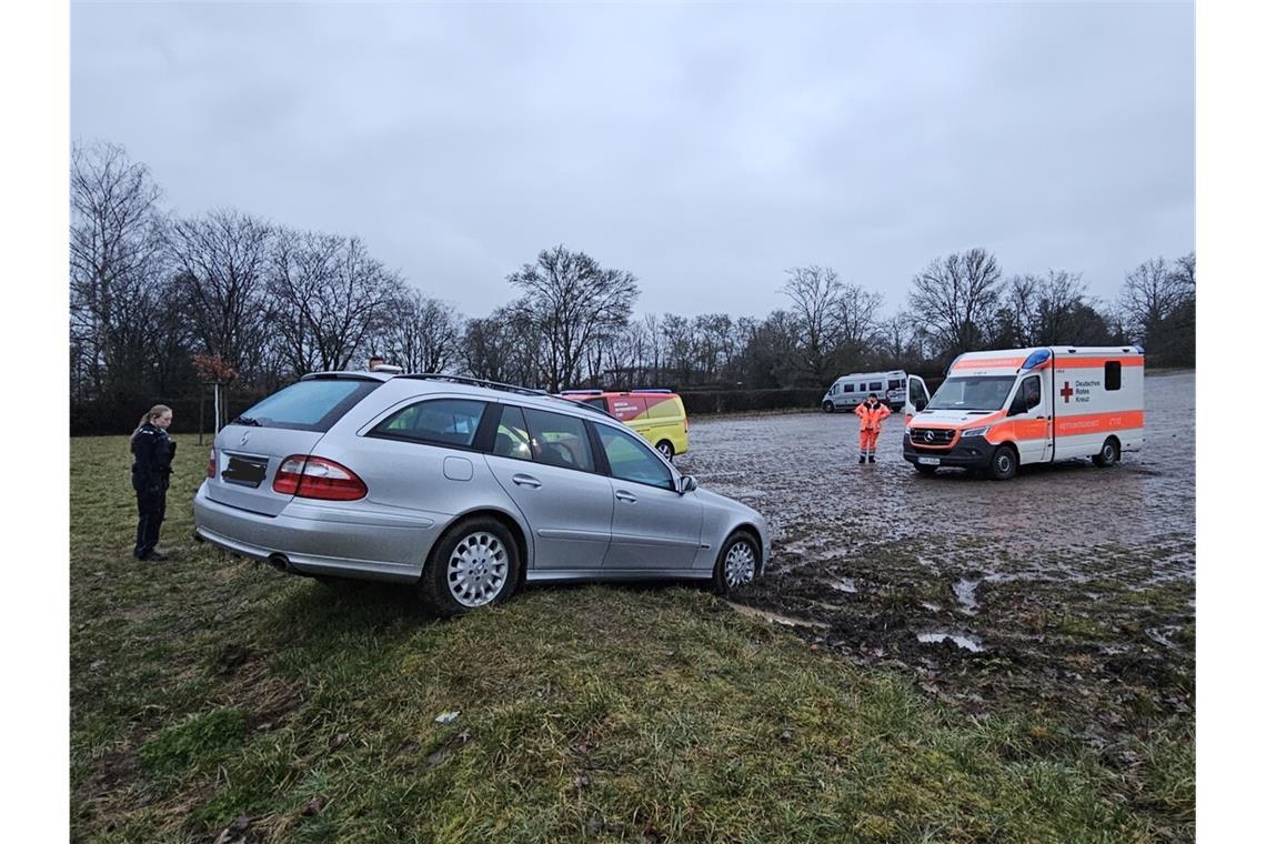 Vom eigenen Auto überrollt Der Wagen rollte nach dem Parken den Hang hinab.