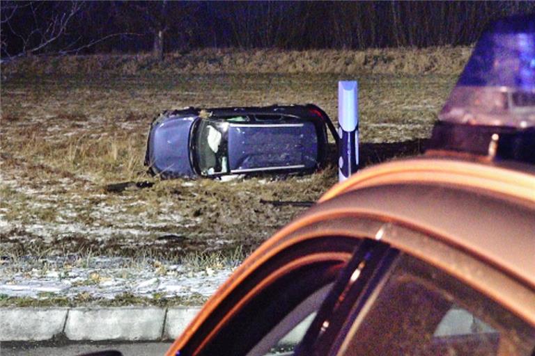 Der Wagen überschlug sich und landete im Acker. Foto: Kevin Lermer/7aktuell.de