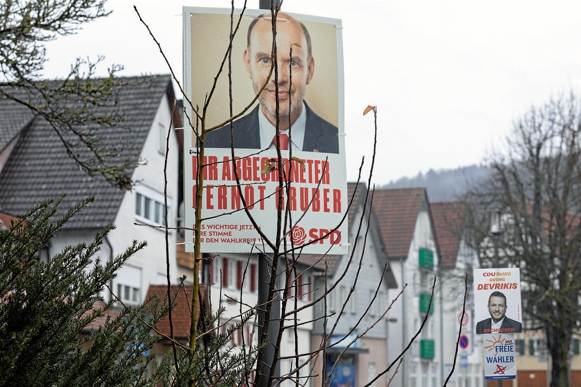 Der Wahlkampf nimmt mittlerweile Fahrt auf. Vieles hat sich aufgrund der Coronabeschränkungen und des Lockdowns ins Netz verlagert. Doch es gibt auch noch die klassisch-analoge Werbeform der Wahlplakate. In Murrhardt gab es Ärger, weil die CDU am Sonntagabend, also vor Mitternacht und dem Beginn des Montags, plakatiert und die SPD mit einigen Exemplaren nachgezogen hat. Foto: J. Fiedler