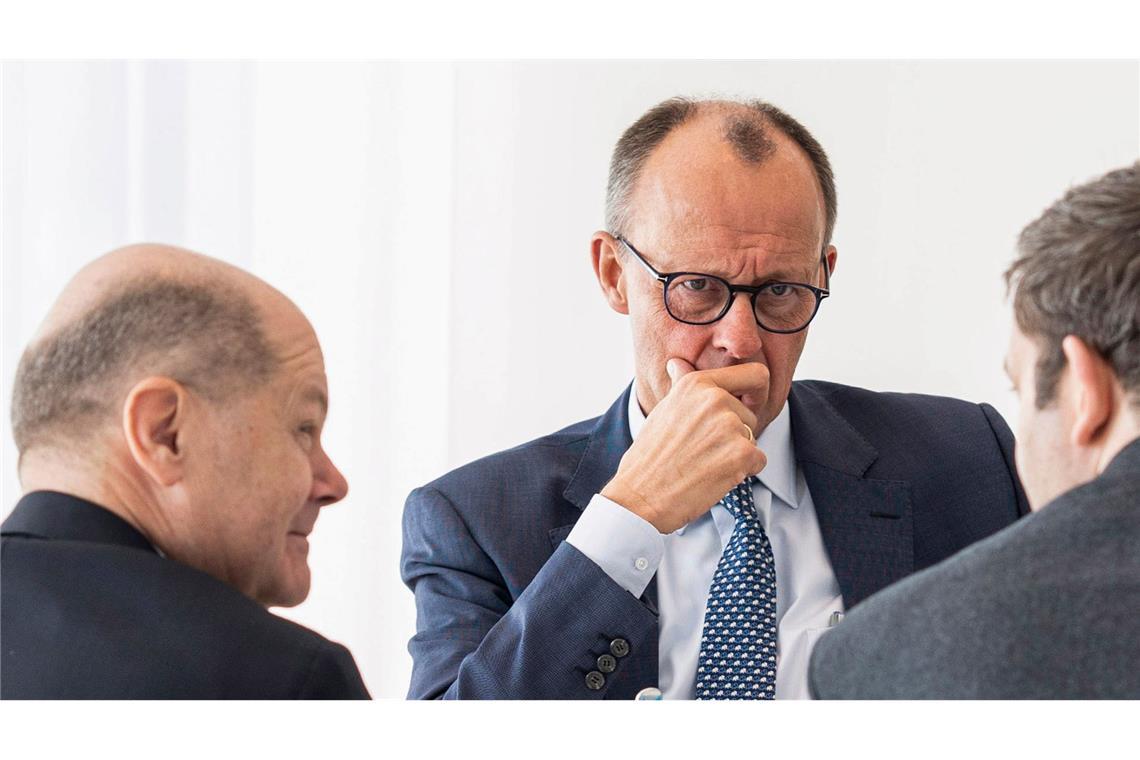 Bundestag sortiert sich neu Der wahrscheinliche nächste Bundeskanzler Friedrich Merz (CDU) berät im Kanzleramt mit Amtsinhaber Olaf Scholz (SPD) und SPD-Chef Lars Klingbeil über das weitere Vorgehen.