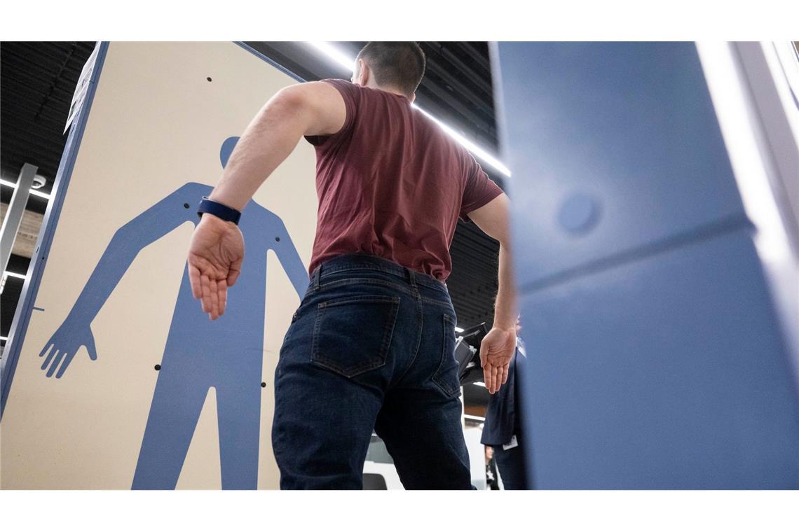 Der Wandel hin zu mehr High Tech bei der Sicherheitskontrolle am Flughafen sei alternativlos, heißt es vom Verband der Luftsicherheitsunternehmen. (Symbolbild)