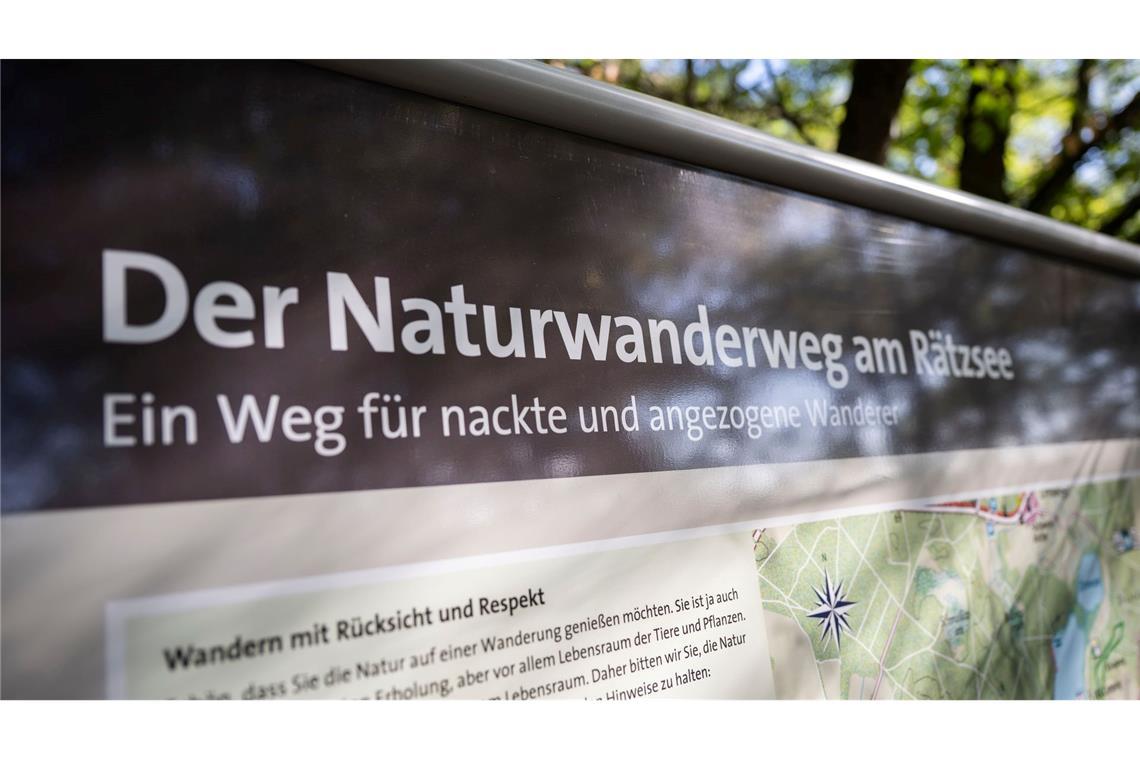 Erster FKK-Wanderweg in MV: "Eine Art Trendsportart" Der Wanderweg liegt in der Gemeinde Wustrow an der Mecklenburgischen Seenplatte.